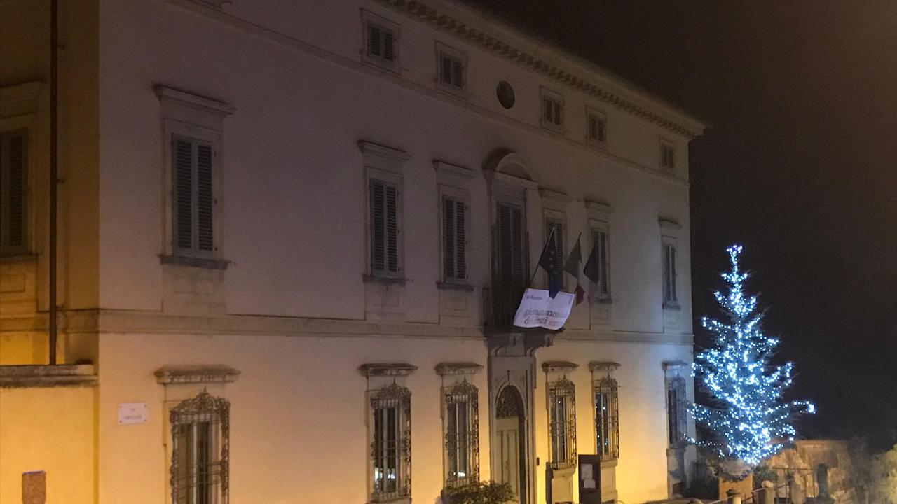 L'albero di Natale illuminato davanto al palazzo comunale di Poggio a Caiano