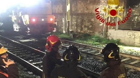 Treno merci urta piattaforma Cinque feriti, uno gravissimo