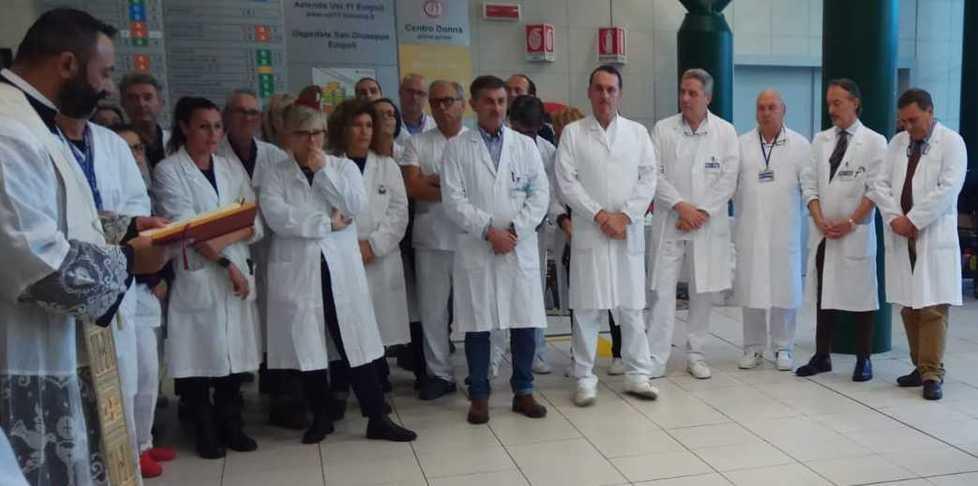 Albero di Natale dell’Avo addobbato coi disegni dei bimbi di pediatria
