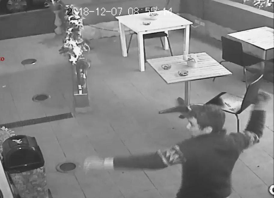 Spaccate seriali, ladro ferito durante l’assalto e arrestato 