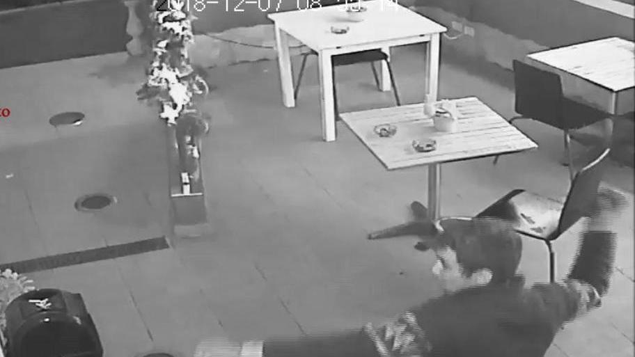 Spaccate seriali, ladro ferito durante l’assalto e arrestato