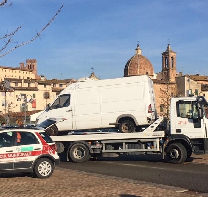 Rimossi 30 mezzi abbandonati multe da 600 euro ai proprietari 