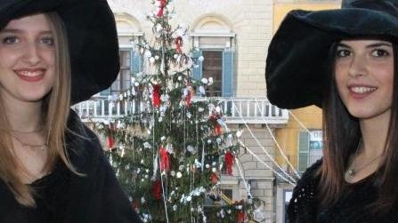L’albero, la polenta e le streghe buone Pisa fa festa con Storo