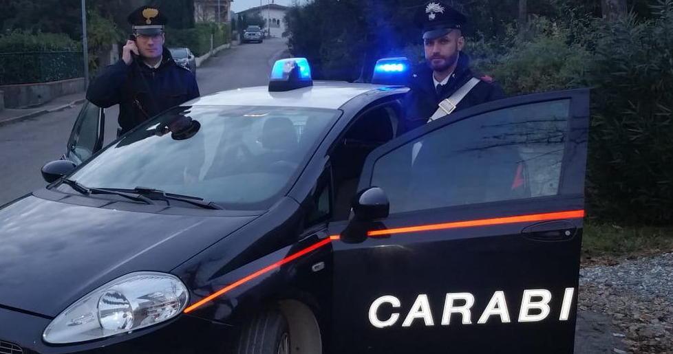 Minaccia i carabinieri «Se mi togli il cane dieci colpi sono per te» 