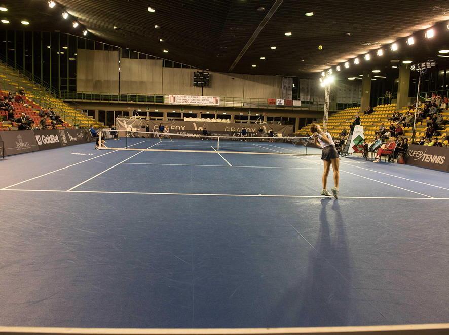 E il palasport diventa un campo di tennis