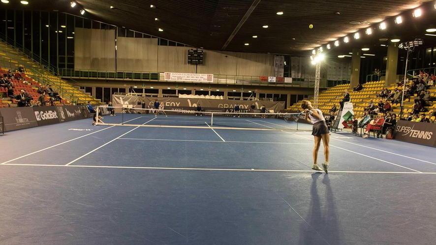 E il palasport diventa un campo di tennis