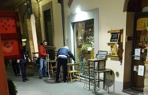 Tavoli e sedie in strada nel centro storico, agenti “armati” di metro 