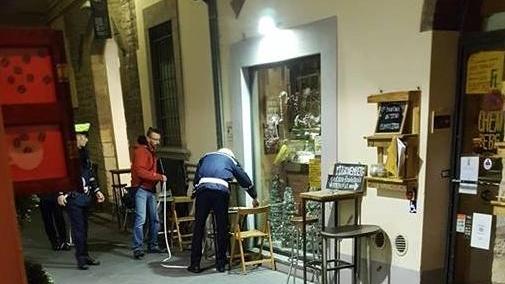 Tavoli e sedie in strada nel centro storico, agenti “armati” di metro