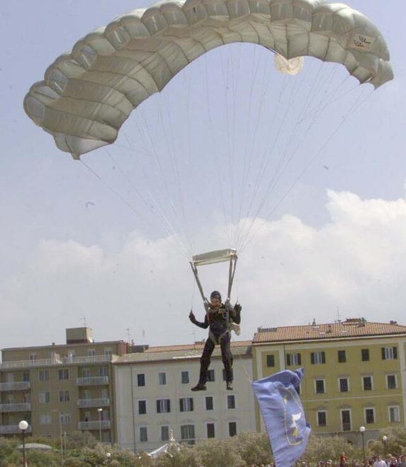 Gli auguri alla città con un lancio di paracadutisti