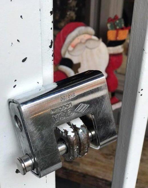 Colla nel lucchetto Vandali in azione su un negozio del centro