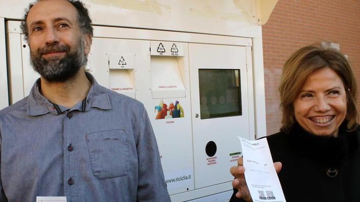 Butti la plastica e ci guadagni, ecco i due cestini intelligenti