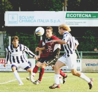 Sassarini (sulla destra) nel match di ieri con il Chioggia Qui porta avanti la palla con la testa