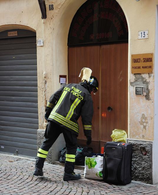 Piccoli crolli nel palazzo Gli evacuati recuperano i beni 