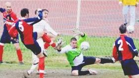 Un’azione confusa in area rossoblù: il portiere Passerai cerca di difendere la sua porta (foto d’archivio)