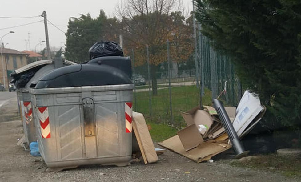Rifiuti in strada «Gente incivile lascia di tutto» Clara interviene 