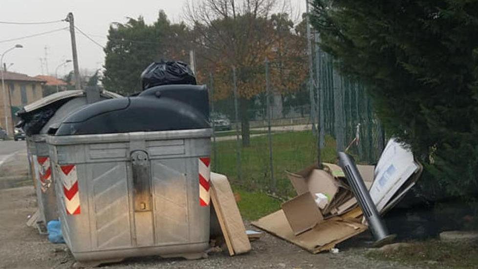 Rifiuti in strada «Gente incivile lascia di tutto» Clara interviene