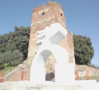 A fianco la statua Eloisa Nell’altra foto l’artista Arturo Carmassi