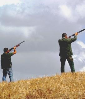 Cacciatori in azione nelle campagne in provincia (Foto d’archivio)
