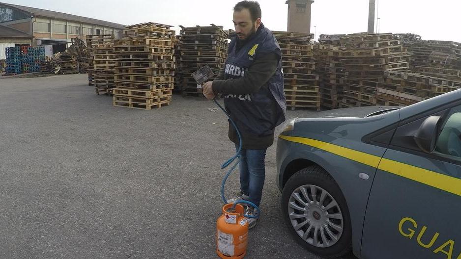 Sequestrati pallet con marchi contraffatti