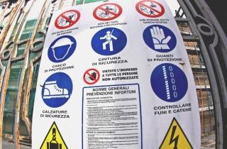 Cartelli antinfortunistici in un cantiere edile