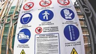 Cartelli antinfortunistici in un cantiere edile