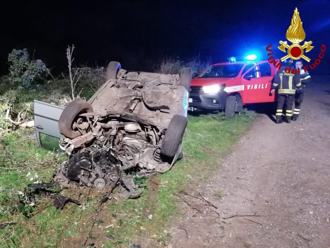 L'auto finisce fuori strada e si ribalta, due persone ferite sulla 131 dcn