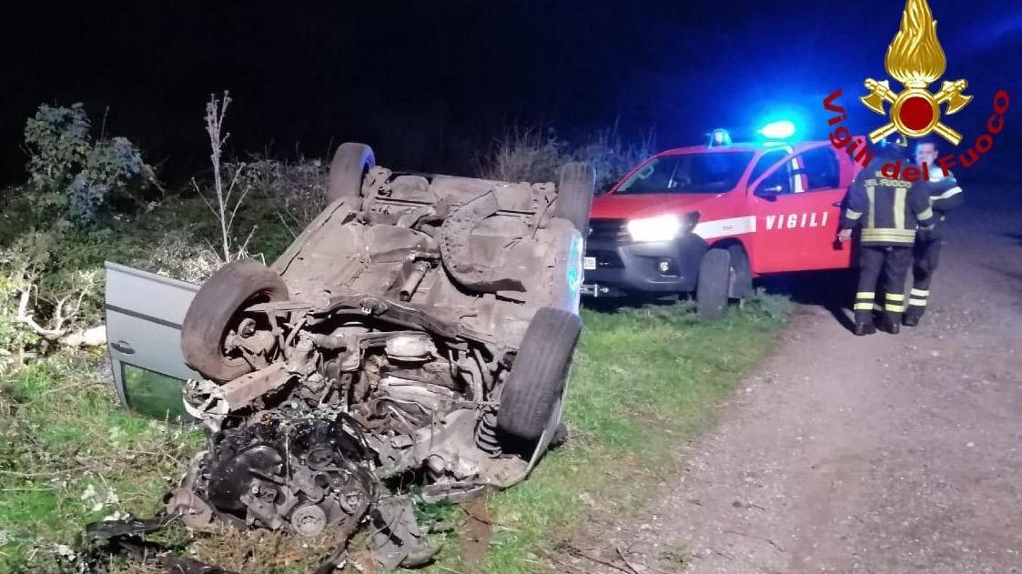 L'auto finisce fuori strada e si ribalta, due persone ferite sulla 131 dcn