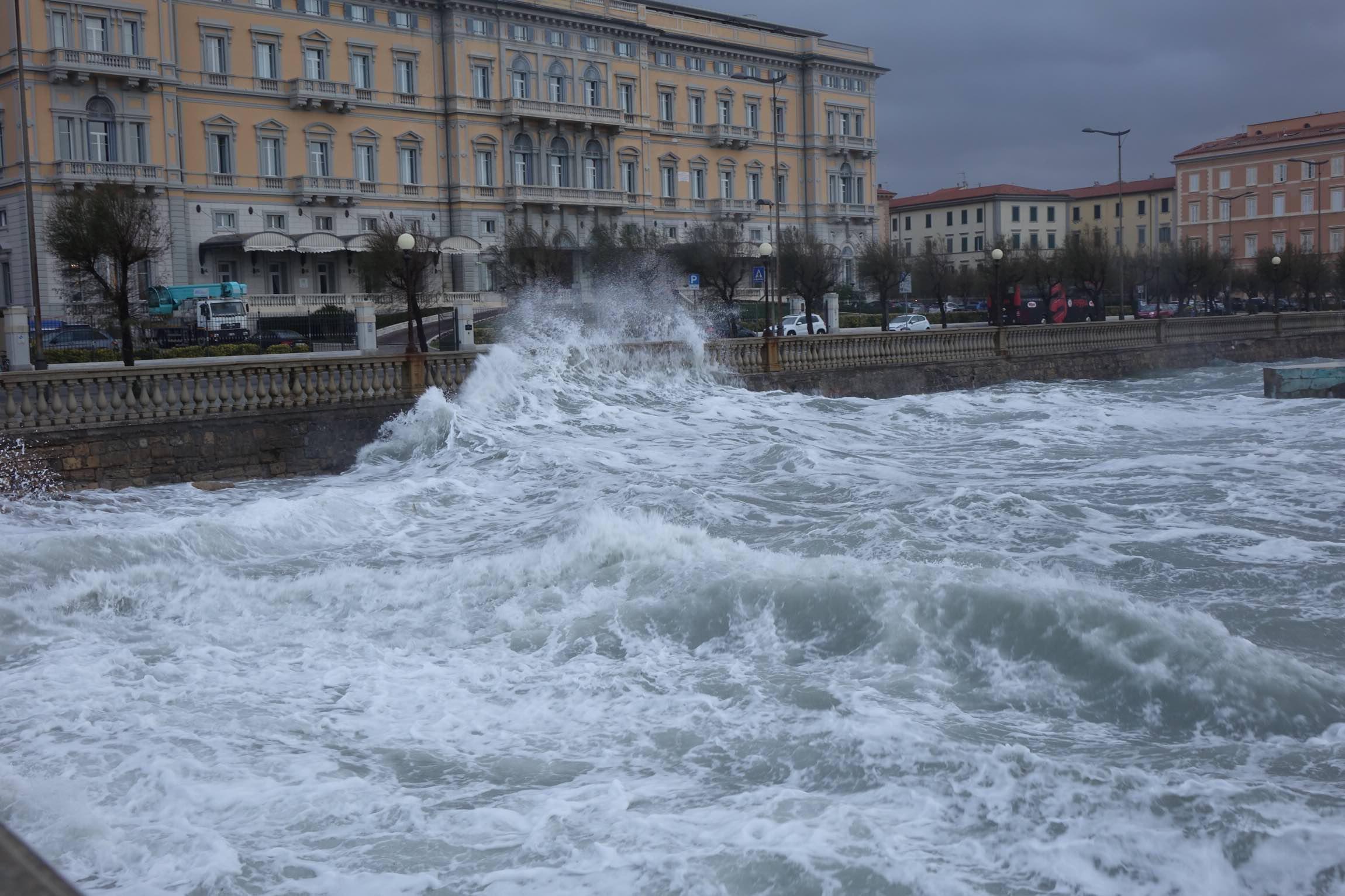 Viale Italia chiuso a causa della forte mareggiata - Video 