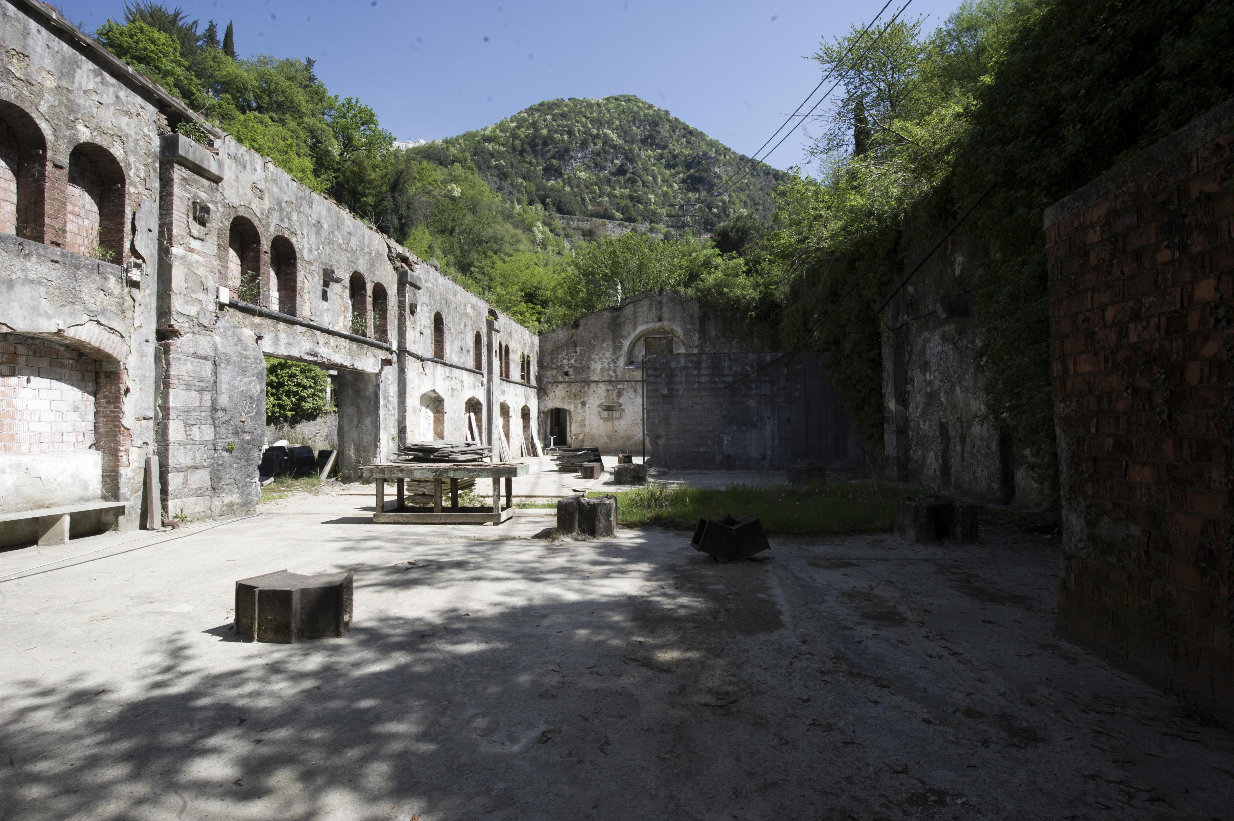 Una immagine della ex segheria della Montecatini alle Canalie, ora di proprietà della famiglia di Mario Guelfi, ristoratore mecenate, e oggetto di un progetto di ristrutturazione