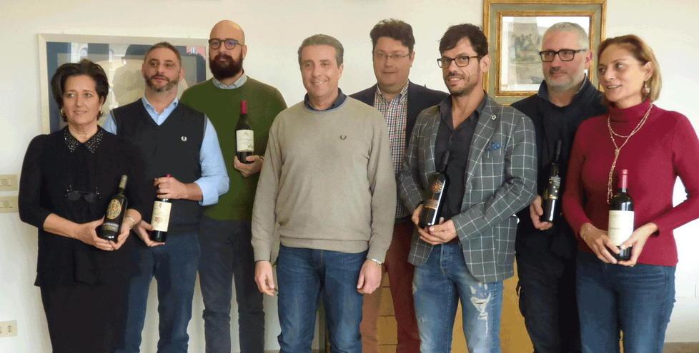Gli imprenditori del Consorzio. Al centro: Valter Tamburini, presidente della Camera di Commercio