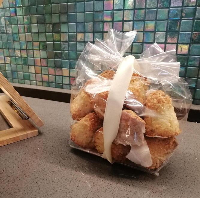 Una confezione di amaretti, il classico dolce locale