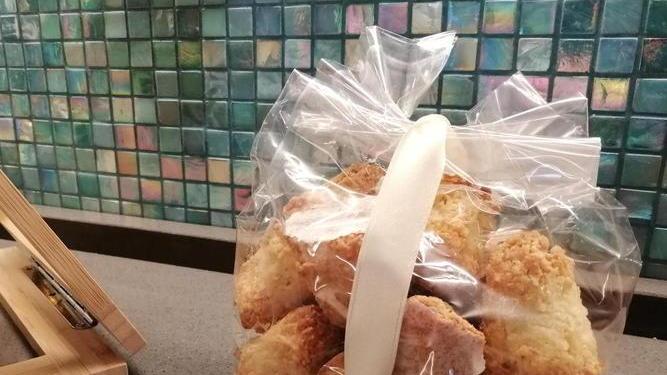 Una confezione di amaretti, il classico dolce locale