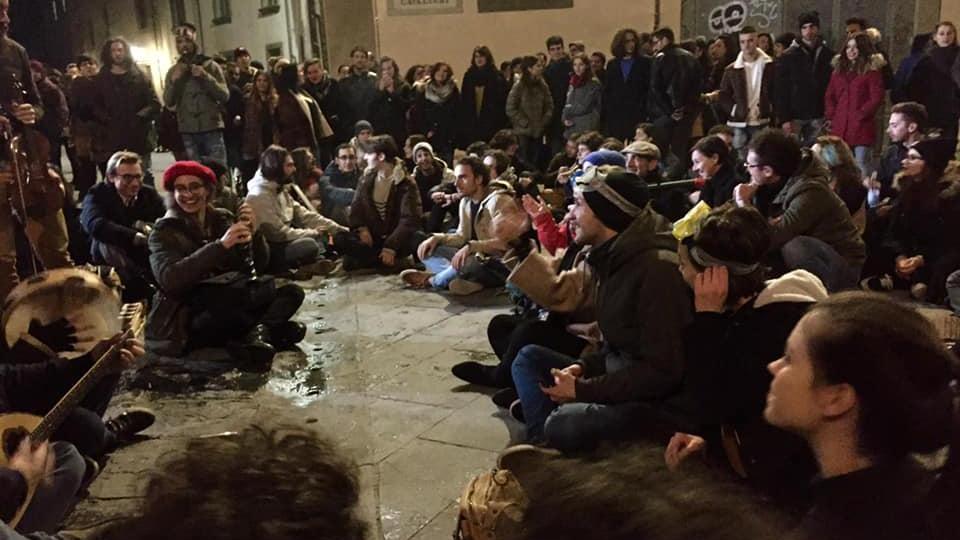 Gli studenti in piazza dei Cavalieri sabato sera