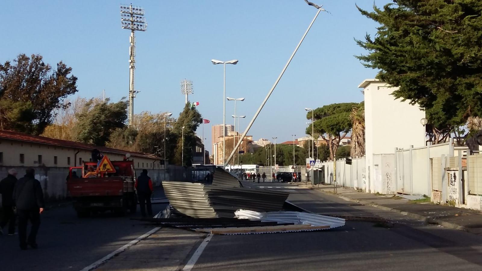 Tettoia sradicata dal vento piomba in via dei Pensieri: strada chiusa fino a lunedì alle 12 