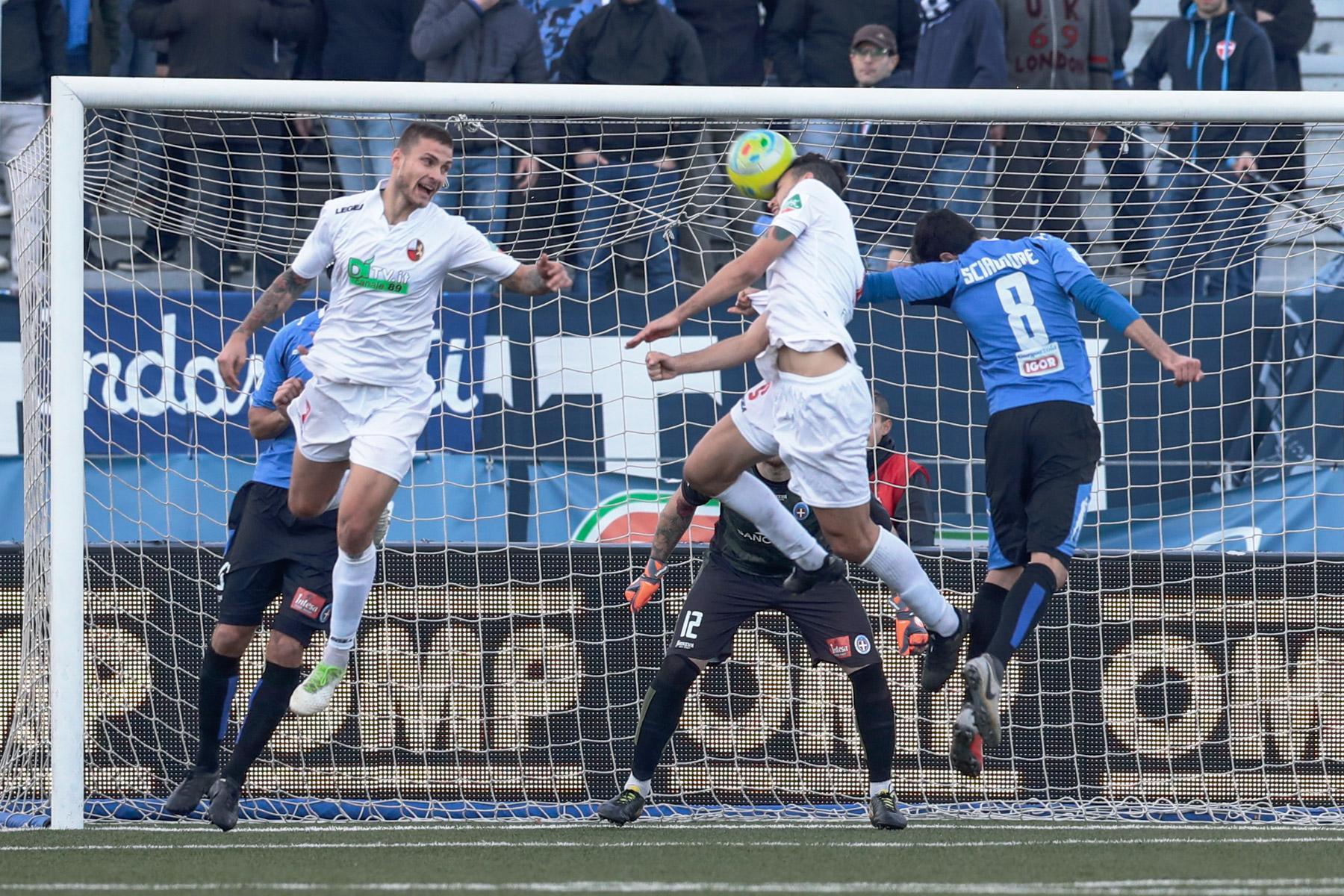 Un momento del match tra Novara e Lucchese