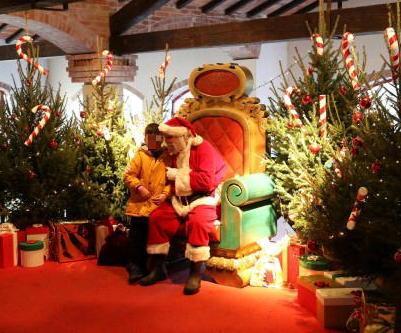 La corsa a Babbo Natale è iniziata: tutti in fila al Villaggio delle terme 