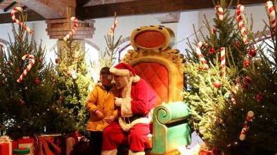 La corsa a Babbo Natale è iniziata: tutti in fila al Villaggio delle terme