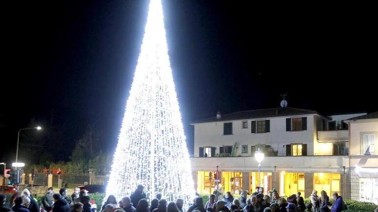 Natale, Calci accende l'albero con gli sfollati: «Finalmente la pace»