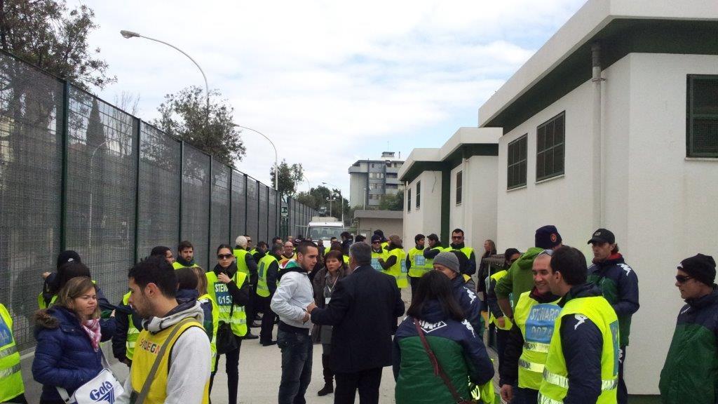 Calcio, steward del Cagliari aggrediti da tifosi della Roma: feriti in cinque