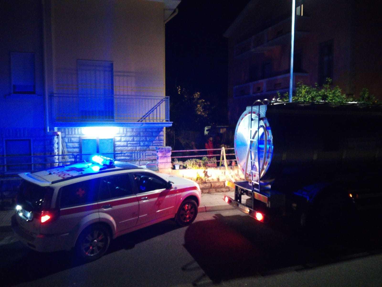 Protezione civile, Croce rossa  e autobotti al lavoro