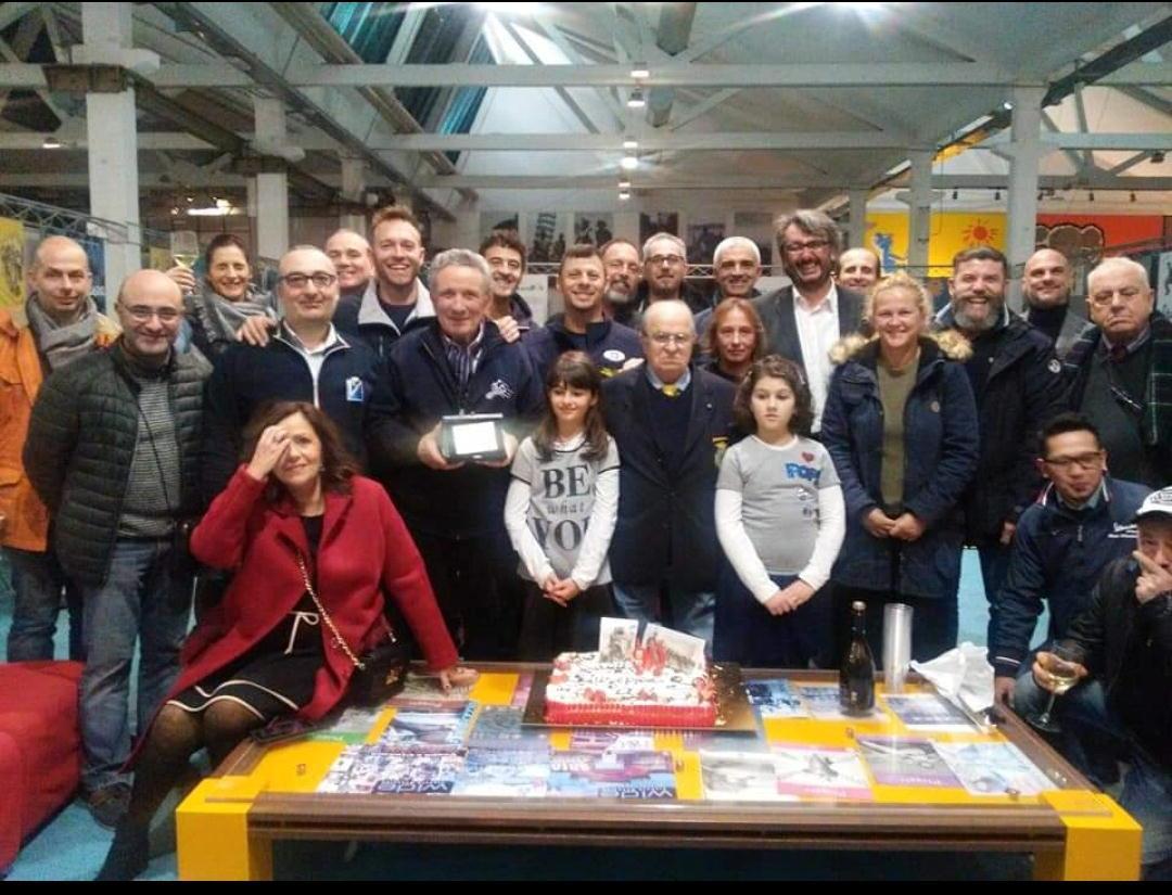 Giuseppe Cau (al centro) festeggiato al Museo Piaggio