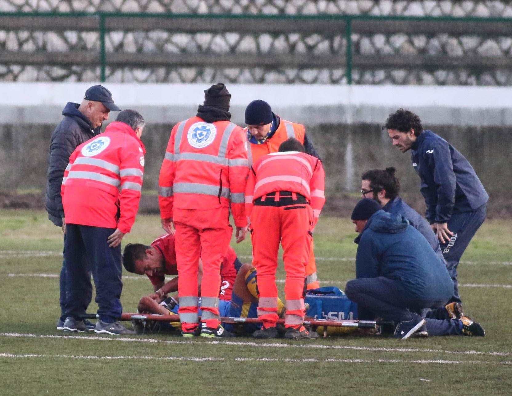 L'immagine del grave infortunio a Giovanni Foresta, poi portato in ambulanza in ospedale