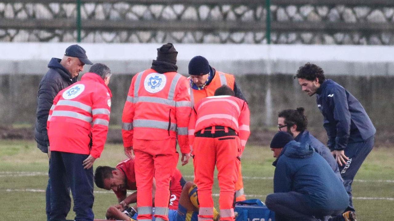L'immagine del grave infortunio a Giovanni Foresta, poi portato in ambulanza in ospedale