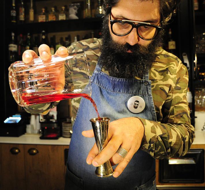 Modena. Il mago del Vermut al Benny’s «Bere facendo un giro nella storia» 