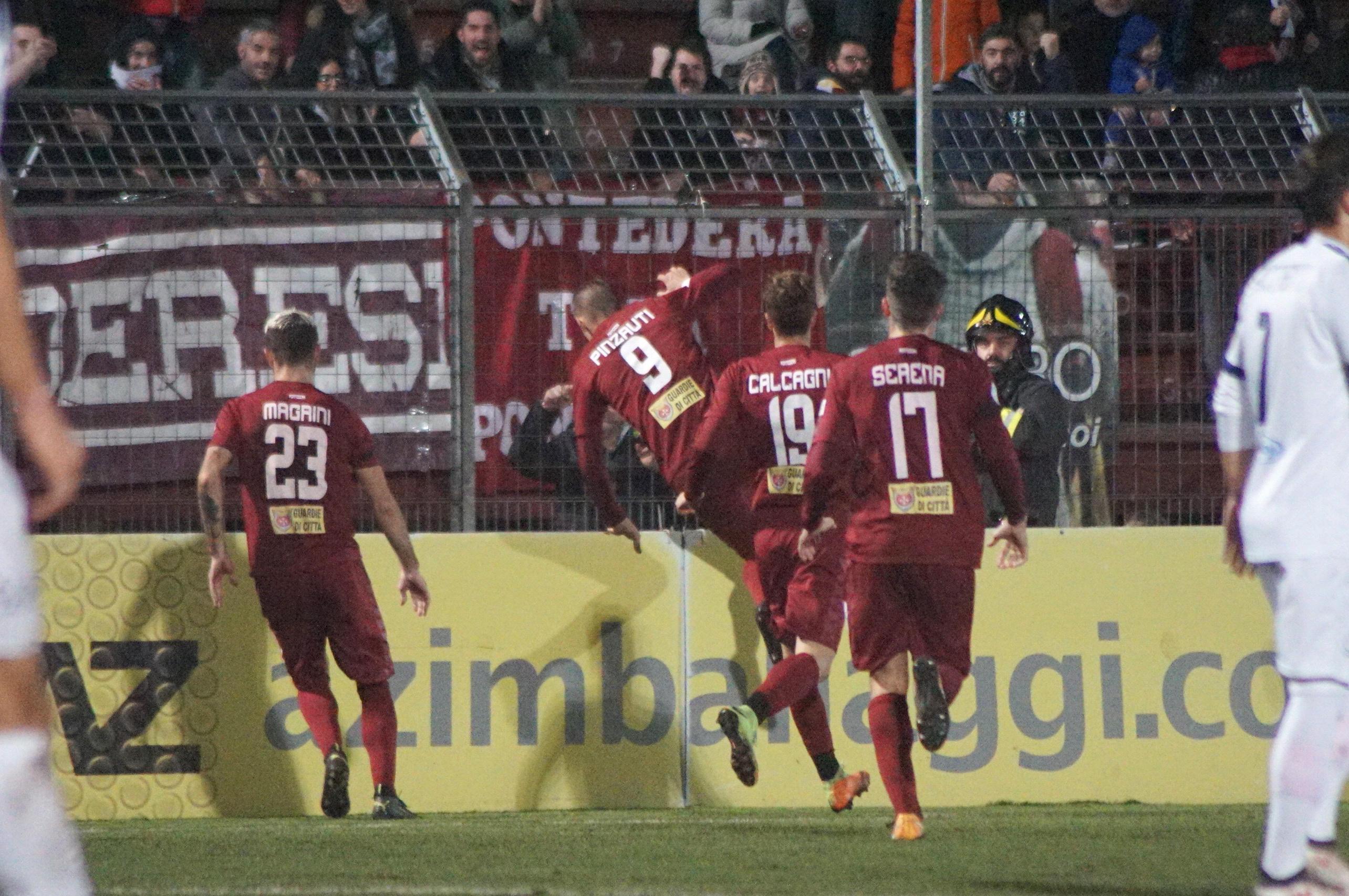 L'esultanza di Pinzauti dopo il gol del pareggio (Foto Franco Silvi)