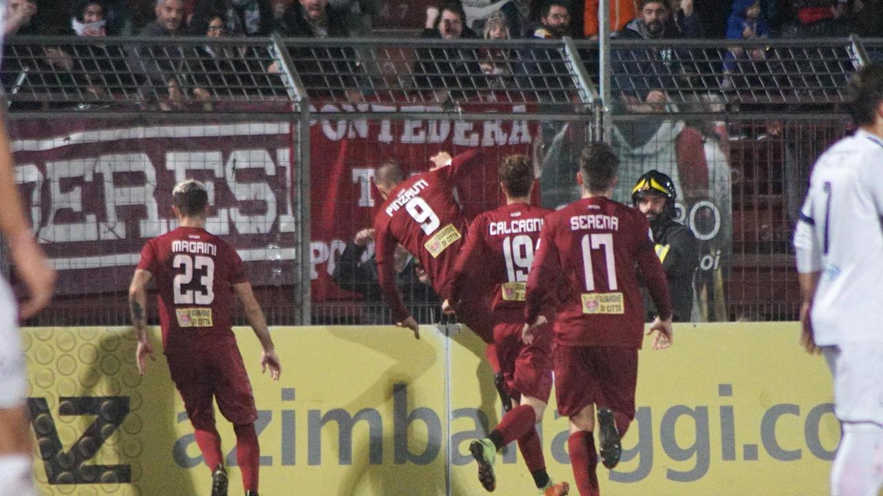 L'esultanza di Pinzauti dopo il gol del pareggio (Foto Franco Silvi)