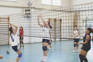 Un’azione di volley giovanile