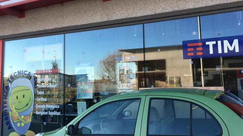 Ladri in un negozio vengono filmati dalle telecamere