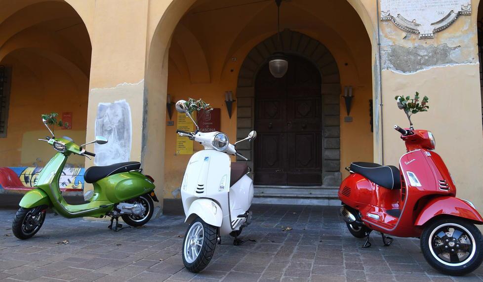 Al Cascina Loves Vespa tutti in fila per provare la nuova arrivata Piaggio che si muove silenziosa