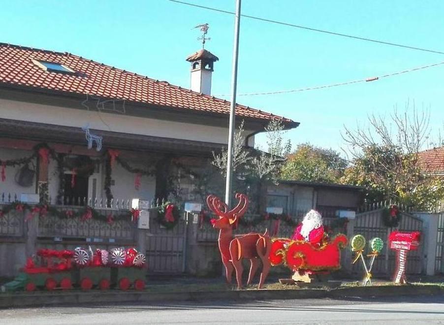 Sull’Aurelia spunta una slitta con le renne «È per tutti i bambini»